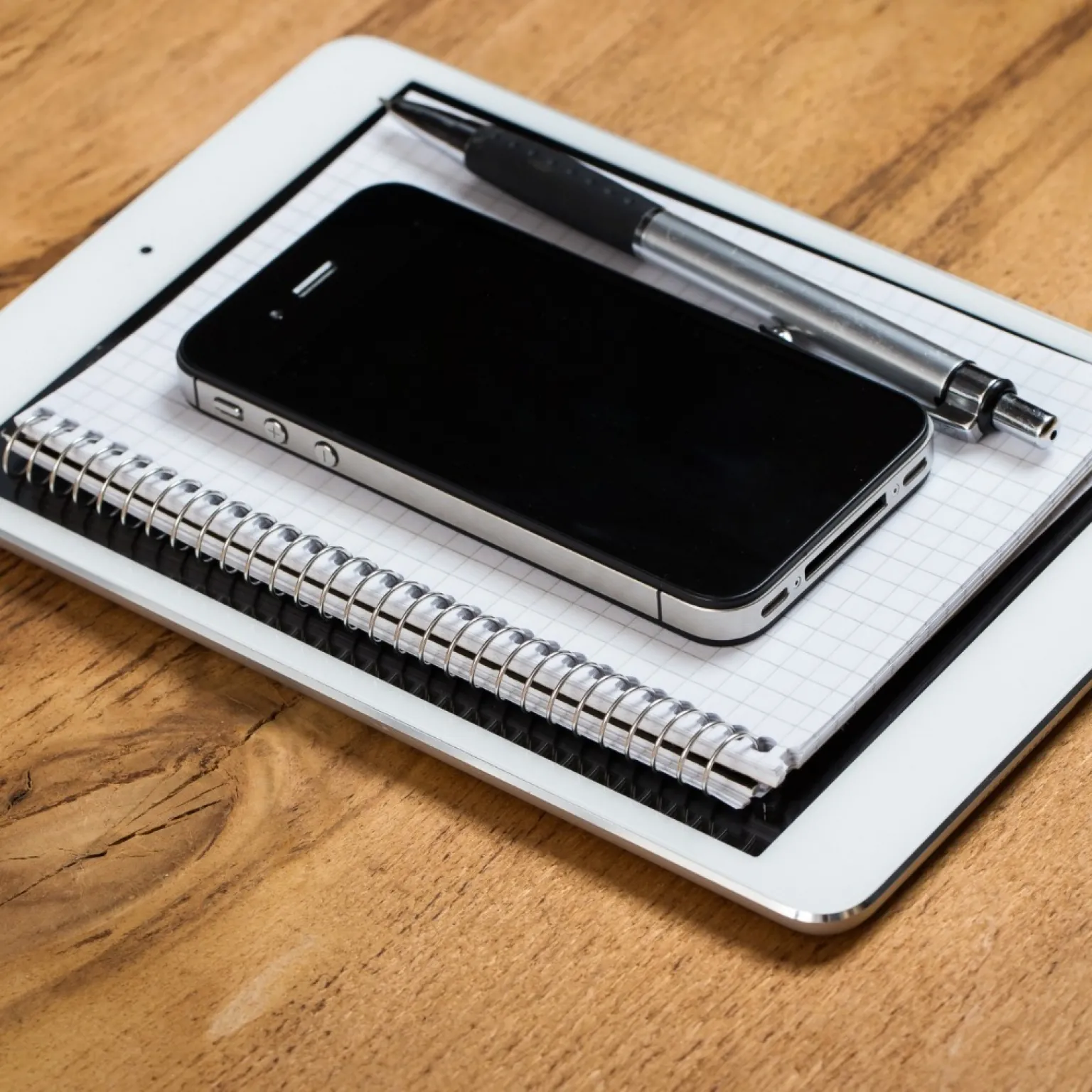 workplace-phone-tablet-notepad-table