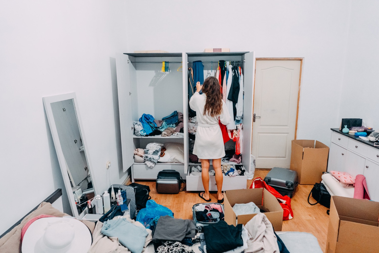 nice-looking-lady-inside-modern-apartment-room-prepare-trip-to-declutter-downsize-your-home