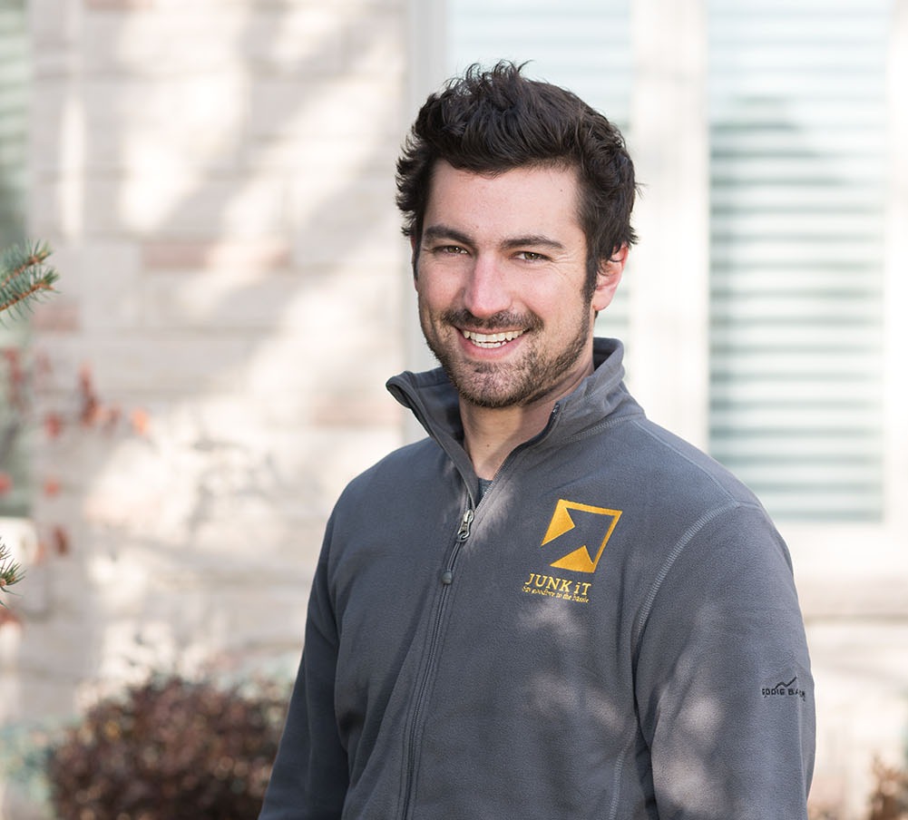 junk it employee smilling - be happy too if you choose junk it garbage/dumpster rental services in Canada - ideal dumpster rental for residential projects